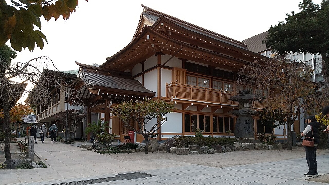 File:Kushida Shrine the Kushida hall and the office 1-41 Kami-kawabatamachi Hakata-ku Fukuoka 20231204.jpg