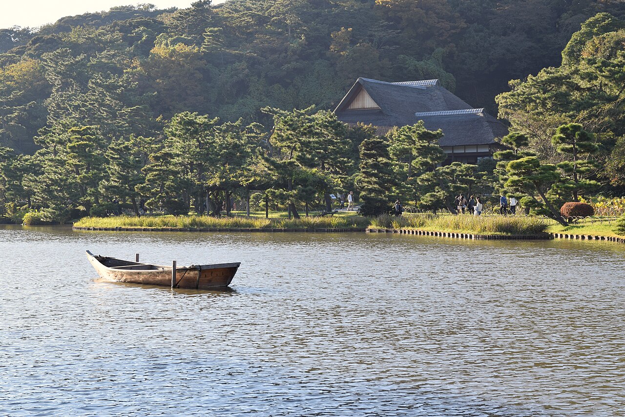 File:Sankei-en garden, Yokohama; November 2016 (01).jpg