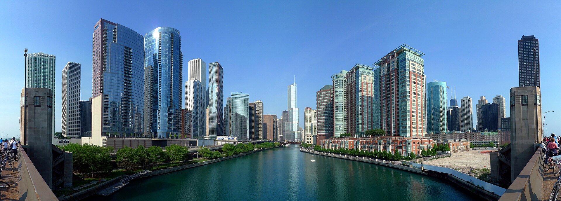 The Chicago Riverwalk: the architecture tour starts here.
