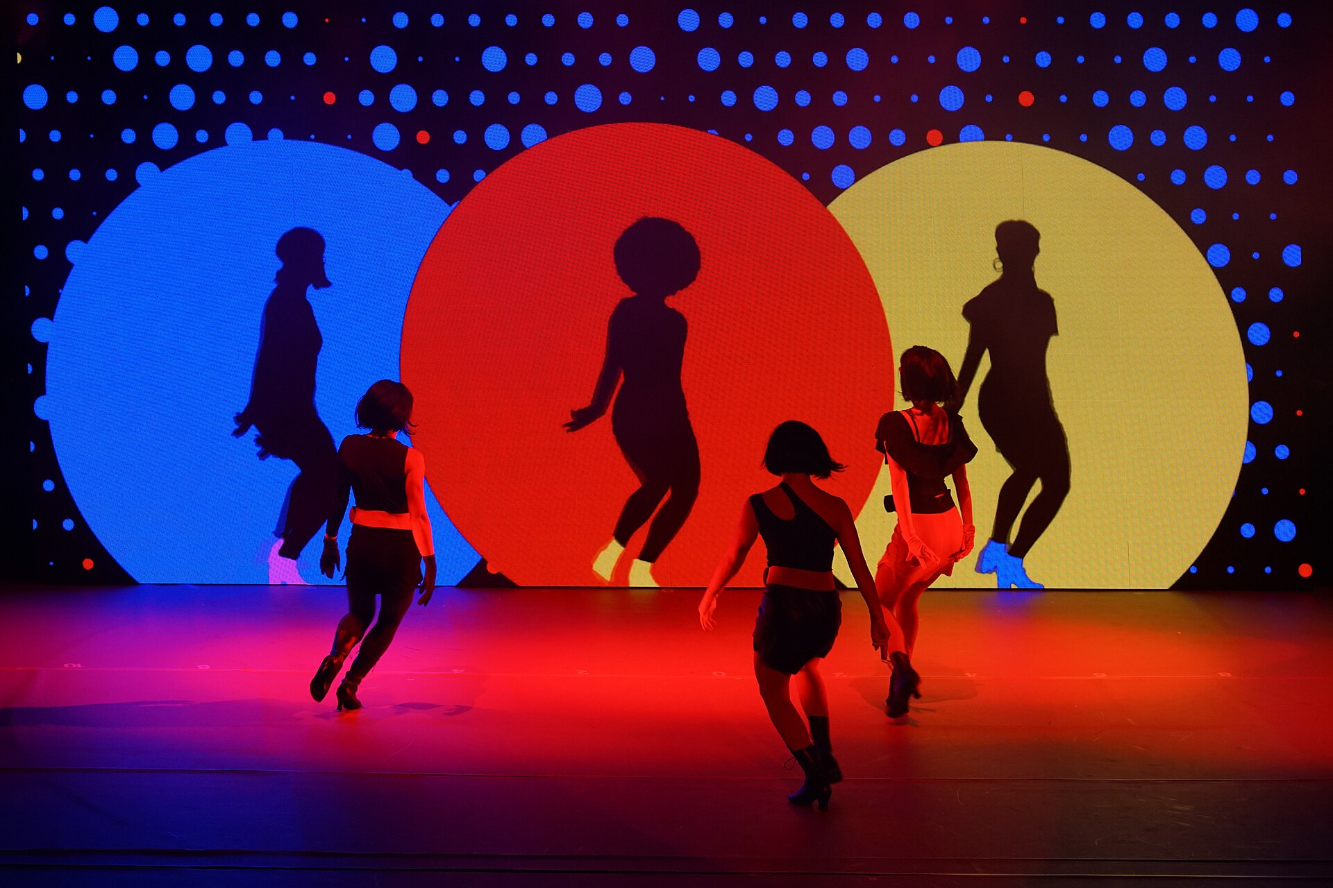The venue matters: historic rooms and amphitheaters elevate the night.