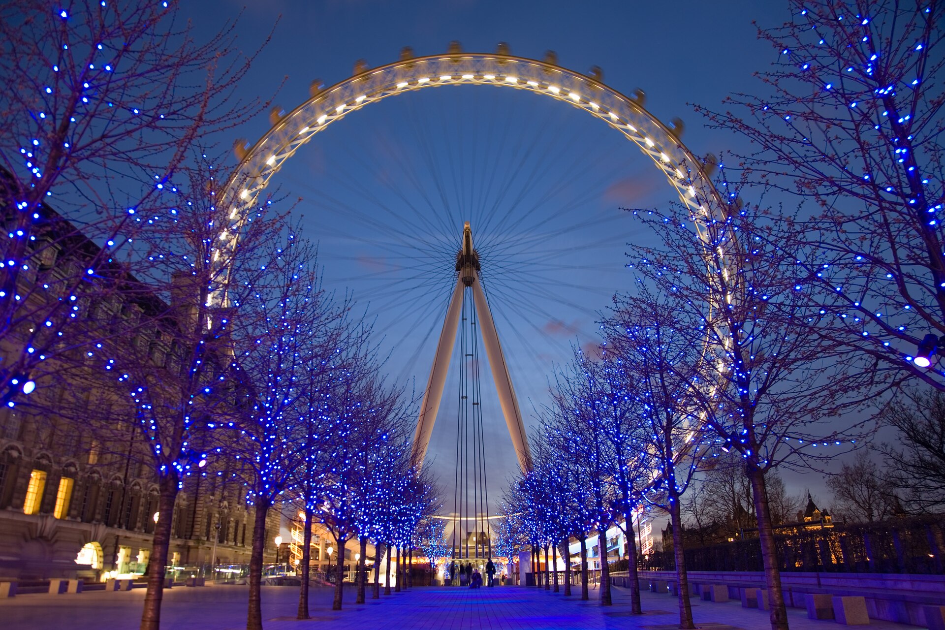 The London Eye at dusk: book a timed slot and skip the queue.