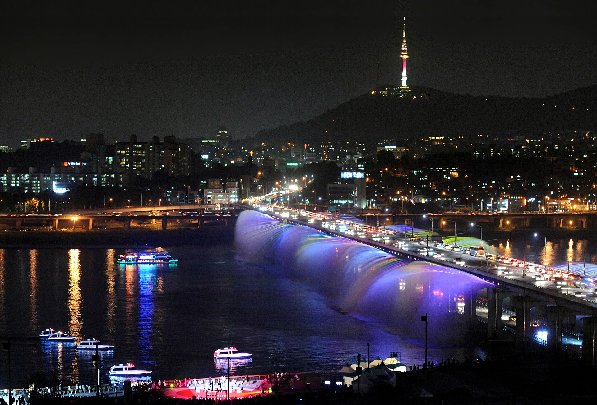 Banpo Bridge: the rainbow fountain and delivery dinner on the riverbank.