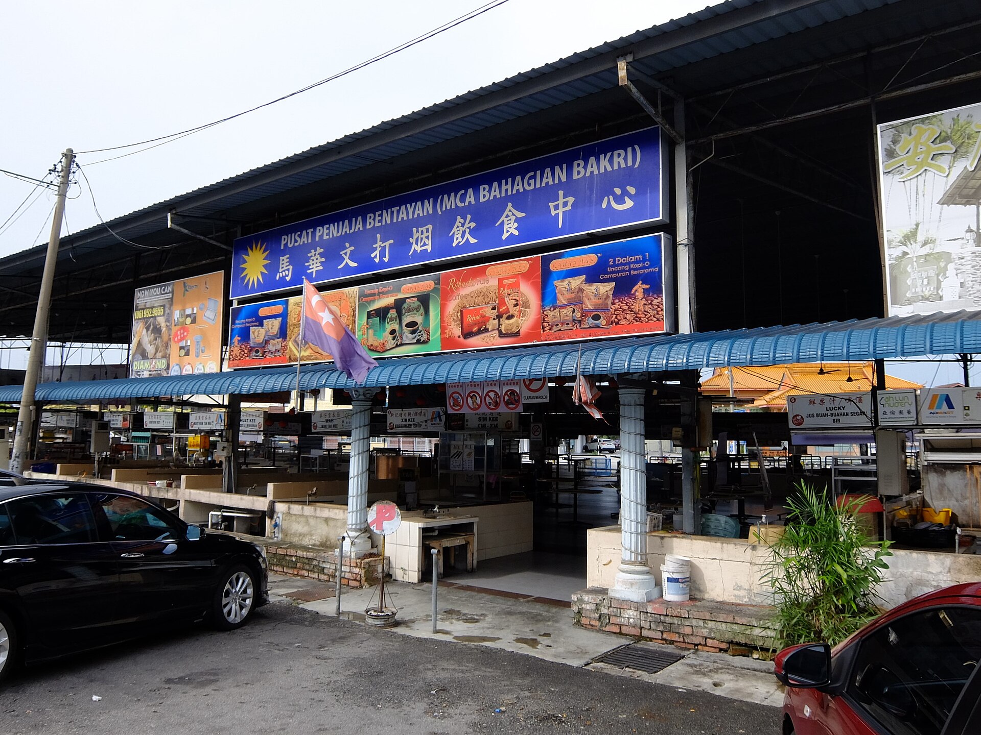 Hawker centres: the best meals in Singapore cost a few dollars.